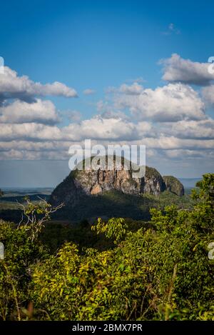 Vallée de Vinales, connue pour ses formations de montagne géomorphologiques en calcaire uniques appelées mogotes. Cuba Banque D'Images