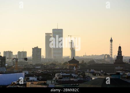 Milano, Italie, du toit de l'église Duomo la vue de la ville à l'heure du coucher du soleil, dans le sol arrière les trois nouvelles tours du quartier de Citylife Banque D'Images