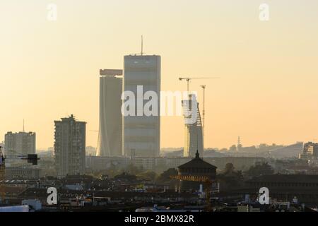 Milano, Italie, du toit de l'église Duomo la vue de la ville à l'heure du coucher du soleil, dans le sol arrière les trois nouvelles tours du quartier de Citylife Banque D'Images