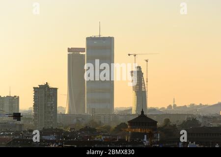 Milano, Italie, du toit de l'église Duomo la vue de la ville à l'heure du coucher du soleil, dans le sol arrière les trois nouvelles tours du quartier de Citylife Banque D'Images