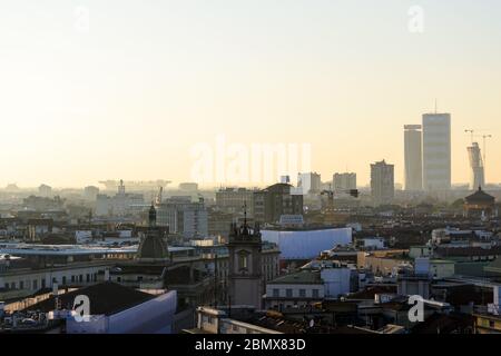 Milano, Italie, du toit de l'église Duomo la vue de la ville à l'heure du coucher du soleil, dans le sol arrière les trois nouvelles tours du quartier de Citylife Banque D'Images