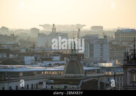 Milano, Italie, 22 mars 2019: Du toit de l'église Duomo la vue de la ville à l'heure du coucher du soleil, dans le fond le stade San Siro Banque D'Images