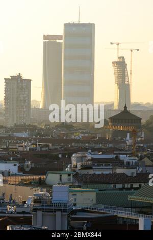 Milano, Italie, du toit de l'église Duomo la vue de la ville à l'heure du coucher du soleil, dans le sol arrière les trois nouvelles tours du quartier de Citylife Banque D'Images