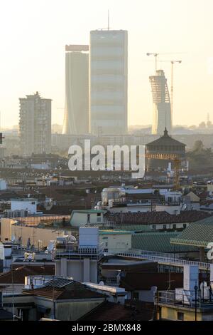 Milano, Italie, du toit de l'église Duomo la vue de la ville à l'heure du coucher du soleil, dans le sol arrière les trois nouvelles tours du quartier de Citylife Banque D'Images