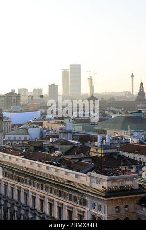 Milano, Italie, du toit de l'église Duomo la vue de la ville à l'heure du coucher du soleil, dans le sol arrière les trois nouvelles tours du quartier de Citylife Banque D'Images