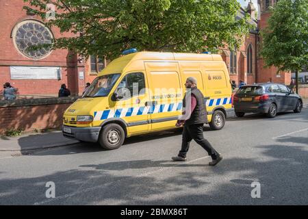 La police se présente à la mosquée de Didsbury, autrefois fréquentée par le kamikaze de Manchester, Salman Abedi. 22 personnes ont été tuées et 120 blessées après l'explosion d'une bombe dans le foyer du lieu, entre l'arène et la gare Victoria, lundi. Des centaines de wishers ont fait la queue pour déposer des hommages floraux, des bougies, des ours en peluche et des messages de soutien sur la place St-Ann. Banque D'Images