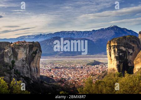 La ville de Kalampaka, au-dessous des collines rocheuses sacrées de Meteora, dans la région de Trikala, Thessalie, Grèce. Banque D'Images