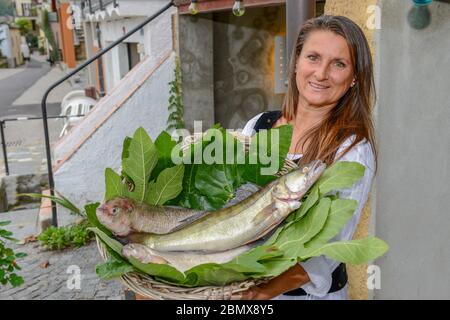 Lugano, Suisse - 18 Oktober 2016: Une hôtesse avec du poisson frais dans son restaurant de Lugano, en Suisse Banque D'Images