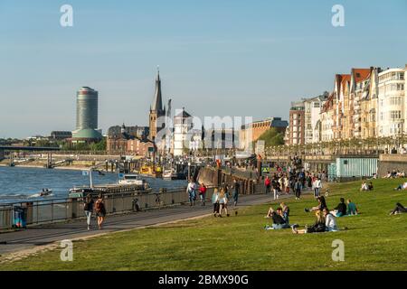 Wiese an der Rheinuferpromenade, Landeshauptstadt Duesseldorf, Nordrhein-Westfalen, Deutschland, Europa | Promenade et prairie le long du Rhin, fede Banque D'Images