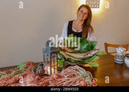 Lugano, Suisse - 18 Oktober 2016: Une hôtesse avec du poisson frais dans son restaurant de Lugano, en Suisse Banque D'Images