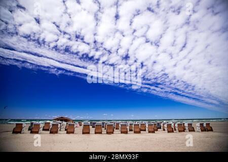 Rostock, Allemagne. 11 mai 2020. Des chaises de plage vides d'une société de location sont situées sur la plage de Warnemünde. Après un renouveau de desserrage de la couronne, les meubles de plage peuvent maintenant être loués à nouveau aux vacanciers et aux baigneurs. Cependant, en raison du temps froid et orageux avec des températures autour de huit degrés, il n'y avait presque pas de visiteurs sur la côte de la mer Baltique. Credit: Jens Büttner/dpa-Zentralbild/dpa/Alay Live News Banque D'Images