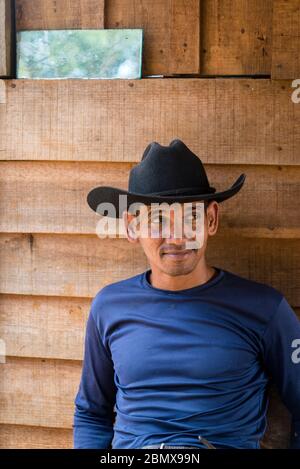 Homme local avec chapeau noir de cow-boy, Vinales, Cuba Banque D'Images