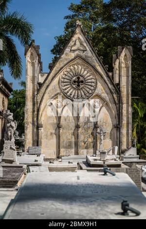 Église au cimetière de Colon, quartier de Vedado, la Havane, Cuba Banque D'Images