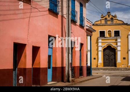Rue à l'architecture coloniale bien préservée dans la ville de Remedios, Cuba Banque D'Images