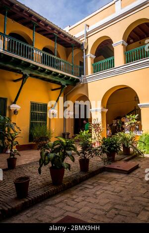 Cour intérieure du Musée romantique, située dans le palais de l'époque coloniale Brunet, Plaza Mayor, Trinidad, Cuba Banque D'Images