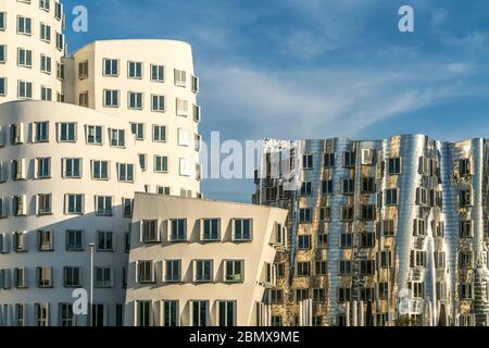 Der Neue Zollhof mit den Gehry-Bauten des Architekten und Designer Frank Gehry im MedienHafen, Landeshauptstadt Düsseldorf, Nordrhein-Westfalen, Deut Banque D'Images