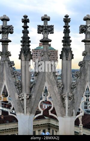 Milan 2015, un détail de la décoration gothique sur la terrasse sur le toit se dresse contre le paysage urbain couvrant l'architecture moderne de la ville Banque D'Images