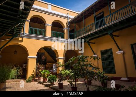 Cour intérieure du Musée romantique, située dans le palais de l'époque coloniale Brunet, Plaza Mayor, Trinidad, Cuba Banque D'Images