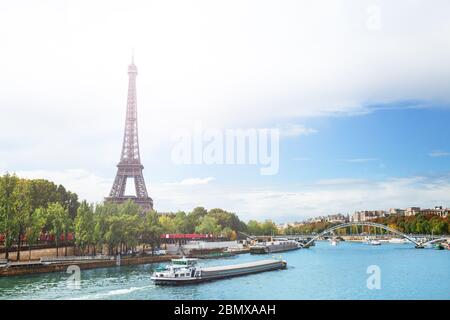 Vue sur la Seine sur la tour de l'Eifel avec des bateaux passant et la Passerelle Debilly en été, Paris France Banque D'Images