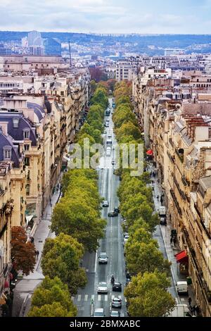 Avenue d'en haut de la vue sur Arc de Triomphe dans le centre-ville de Paris, France Banque D'Images
