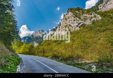 Massif de Zelengora sur route près de Tjentiste, Parc national de Sutjeska, Alpes Dinariques, Republika Srpska, Bosnie-Herzégovine, Europe du Sud-est Banque D'Images