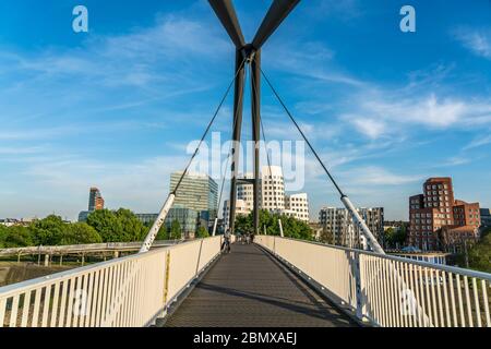 Brücke am Medenhafen und der Neue Zollhof mit den Gehry-Bauten des Architekten und Designer Frank Gehry, MedienHafen, Landeshauptstadt Düsseldorf, N Banque D'Images