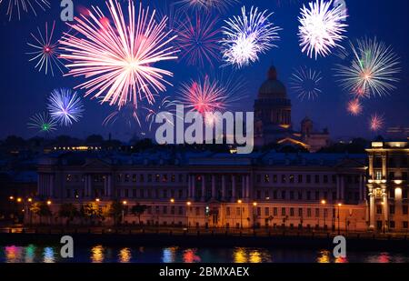 Cathédrale Saint Isaac sur la Neva pendant les feux d'artifice en arrière-plan Saint-Pétersbourg, Russie Banque D'Images