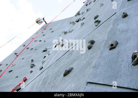 Mur d'escalade extérieur, mur artificiel avec poignées pour les mains et les pieds. Banque D'Images