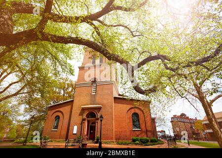 Vue de face église épiscopale paroissiale de Sainte-Anne à Annapolis ma avec de vieilles branches d'arbres au printemps, Maryland USA Banque D'Images