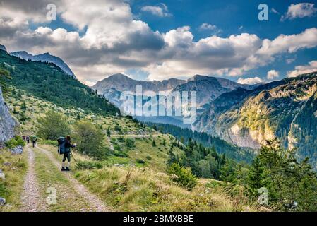 Sentier de Prijevor au lac Trnovacko au Monténégro, massif de Trnovacki Durmitor en dist, Parc national de Sutjeska, Alpes Dinariques, Bosnie-Herzégovine Banque D'Images