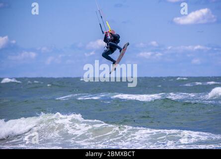 Rostock, Allemagne. 11 mai 2020. Les surfeurs de cerf-volant sont dehors et autour avec leurs cerfs-volants sur la mer Baltique au large de Warnemünde par temps orageux. Le temps est froid et très venteux au printemps de mai avec des températures autour de huit degrés. Credit: Jens Büttner/dpa-Zentralbild/dpa/Alay Live News Banque D'Images
