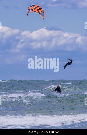Rostock, Allemagne. 11 mai 2020. Les surfeurs de cerf-volant sont dehors et autour avec leurs cerfs-volants sur la mer Baltique au large de Warnemünde par temps orageux. Le temps est froid et très venteux au printemps de mai avec des températures autour de huit degrés. Credit: Jens Büttner/dpa-Zentralbild/dpa/Alay Live News Banque D'Images