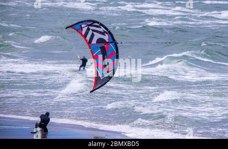 Rostock, Allemagne. 11 mai 2020. Les surfeurs de cerf-volant sont dehors et autour avec leurs cerfs-volants sur la mer Baltique au large de Warnemünde par temps orageux. Le temps est froid et très venteux au printemps de mai avec des températures autour de huit degrés. Credit: Jens Büttner/dpa-Zentralbild/dpa/Alay Live News Banque D'Images
