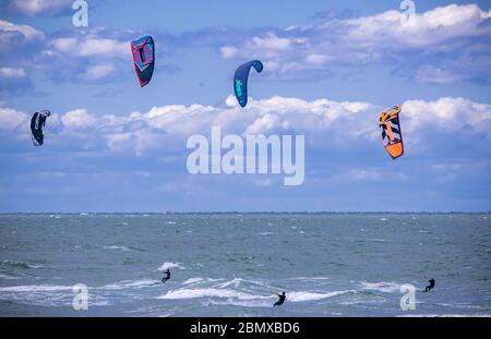 Rostock, Allemagne. 11 mai 2020. Les surfeurs de cerf-volant sont dehors et autour avec leurs cerfs-volants sur la mer Baltique au large de Warnemünde par temps orageux. Le temps est froid et très venteux au printemps de mai avec des températures autour de huit degrés. Credit: Jens Büttner/dpa-Zentralbild/dpa/Alay Live News Banque D'Images
