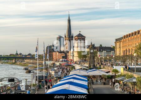 Rheinuferpromenade, Landeshauptstadt Düsseldorf, Nordrhein-Westfalen, Deutschland, Europa | Promenade le long du Rhin, capitale fédérale de l'État Duesse Banque D'Images