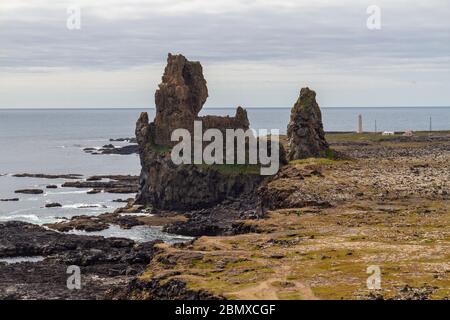 Les López sont une paire de pinacles de roche, péninsule Snæfellsnes, nord de l'Islande. Banque D'Images