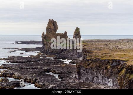 Les López sont une paire de pinacles de roche, péninsule Snæfellsnes, nord de l'Islande. Banque D'Images
