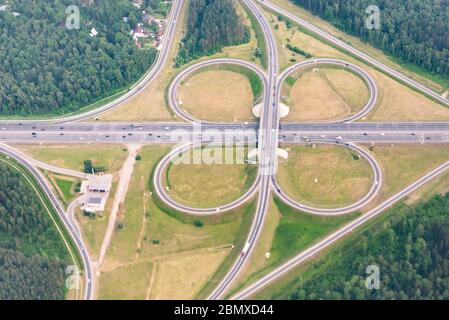 Changements de route dans la région de Moscou. Passage de Cloverleaf. Vue depuis la fenêtre de plan. Banque D'Images