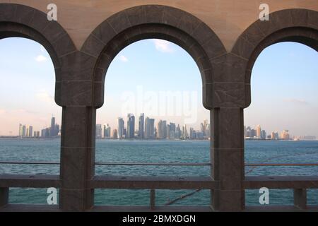 Vue sur la ville de Doha à travers des arches au Musée d'art islamique de Doha, Qatar Banque D'Images