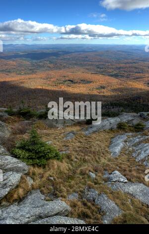 Vue depuis le sommet de Mount Hunger, montrant des nuages, du soleil et des ombres sur le feuillage changeant de l'automne dans le Vermont, aux États-Unis Banque D'Images