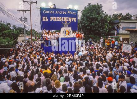 MARACAY, VENEZUELA, OCTOBRE 1988 - le candidat à la présidence Carlos Andres Perez prend la parole lors d'un rallye de campagne. Banque D'Images