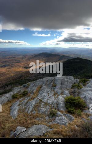 Vue depuis le sommet de Mount Hunger, montrant des nuages, du soleil et des ombres sur le feuillage changeant de l'automne dans le Vermont, aux États-Unis Banque D'Images