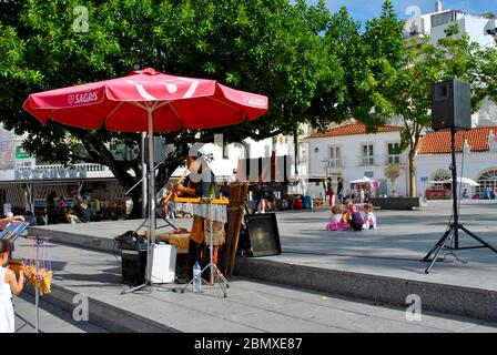 Musicien ambulant dans la vieille ville d'Albufeira, Portugal Banque D'Images