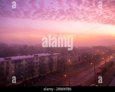 Vue sur la cheminée de l'usine le matin givré. Banque D'Images
