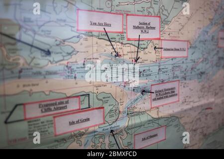 Carte d'amirauté britannique annotée montrant la zone de la mer de l'estuaire de la Tamise, sur un mur à la station de sauvetage RNLI sur la jetée de Southend, Essex. Banque D'Images