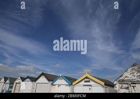 Une rangée de cabanes de plage dans la baie Thorpe, près de Southend-on-Sea, Essex. Banque D'Images