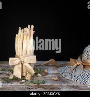 asperges blanches de style noir sur fond de table en bois Banque D'Images