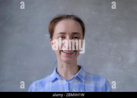 Portrait de femme blogueur dans une chemise à carreaux regardant la caméra, parlant, ayant un appel vidéo, entretien, conférence, enregistrement vlog, formation ou webinaire Banque D'Images