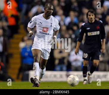 LONDRES, ROYAUME-UNI. 21 FÉVRIER : Didier Zokora (Spurs) lors de la coupe UEFA du 32 septembre entre Tottenham Hotspur et Slavia Prague à White Hart Lane, Londres, le 21 Banque D'Images