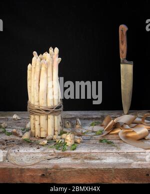 asperges blanches de style noir sur fond de table en bois Banque D'Images